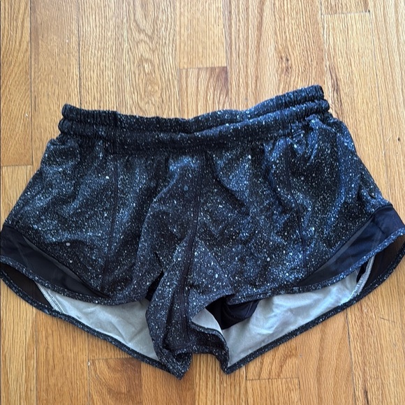 Lululemon sz 6 Hotty Hot Short II 2.5” Mineralize Multi Black/Black Glitter - Picture 3 of 10